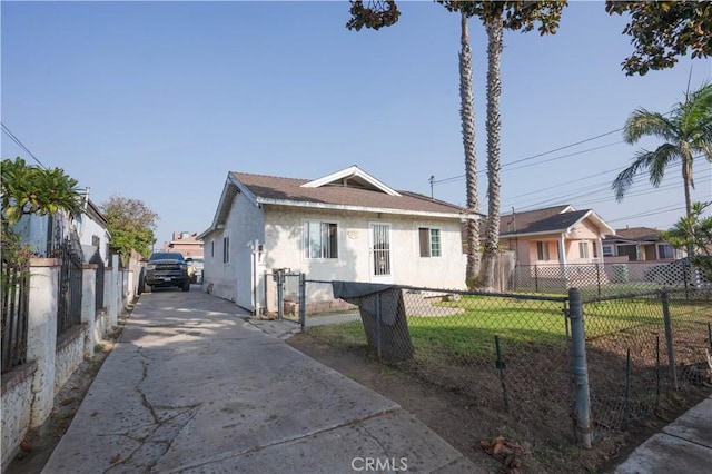 view of front of house featuring a front yard