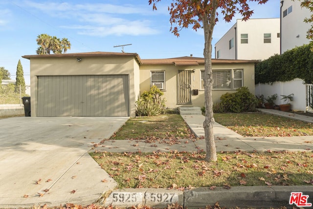 view of front facade featuring a garage