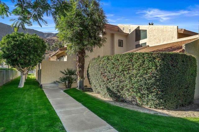 view of yard featuring a mountain view