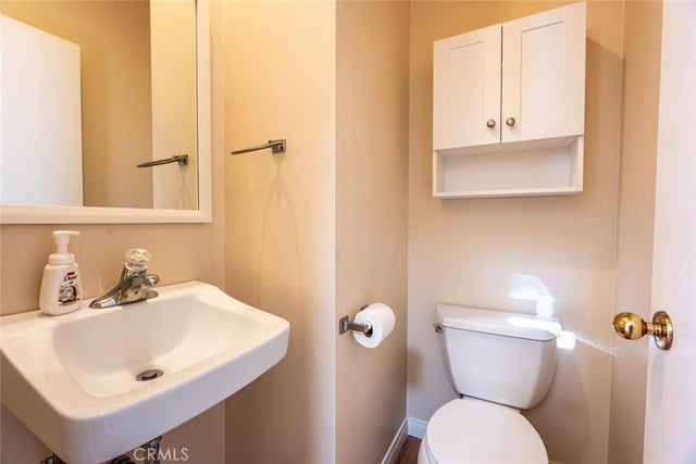 bathroom featuring toilet and sink