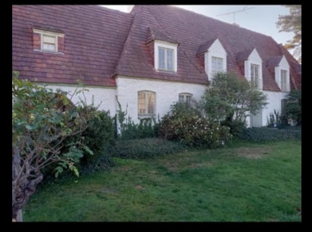 view of front of home featuring a front yard