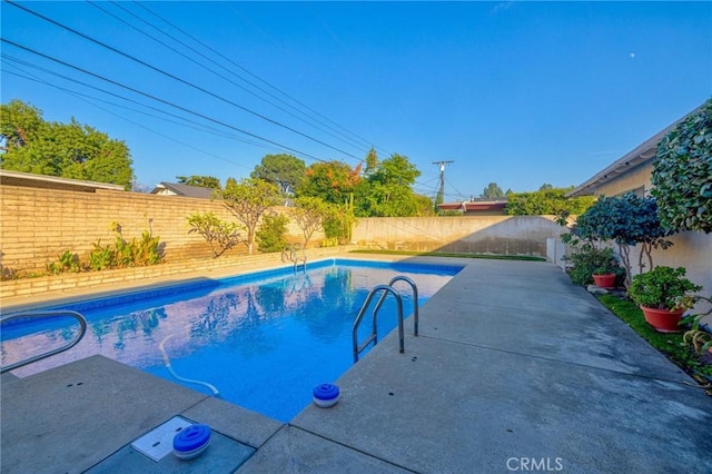 view of swimming pool