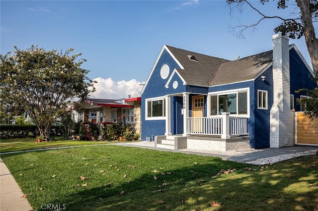 view of front of property with a front lawn and covered porch