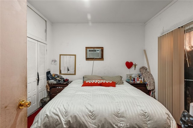 bedroom featuring a wall mounted air conditioner and a closet