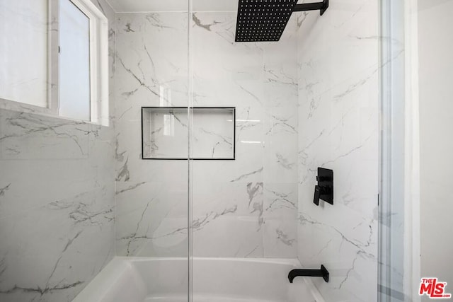 bathroom featuring tiled shower / bath combo