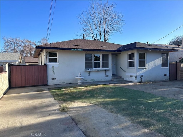 view of front of home with a front lawn