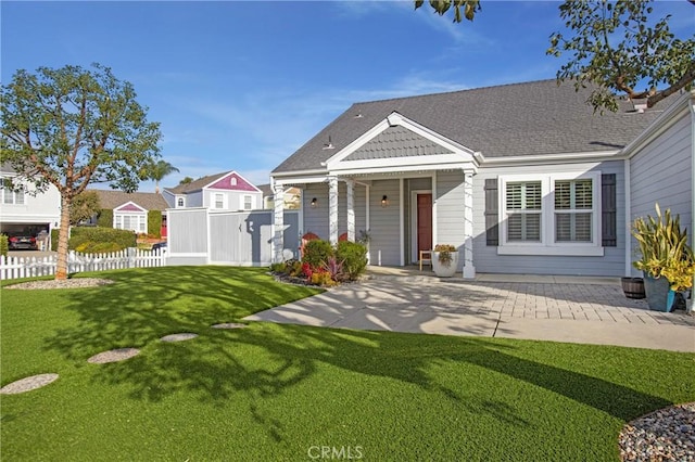 view of front of home featuring a front yard