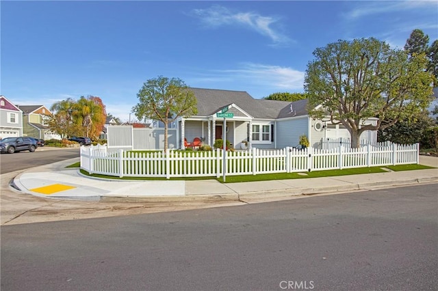 view of front facade featuring a fenced front yard