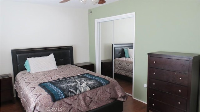 bedroom with dark wood-type flooring, ceiling fan, and a closet