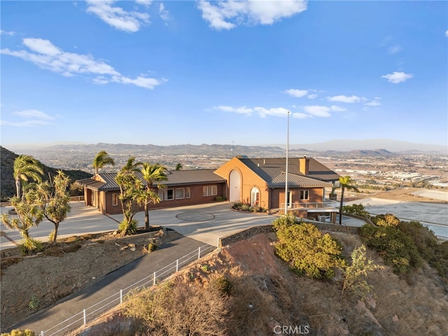 view of front of house featuring a mountain view