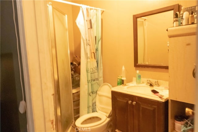 bathroom with a shower with curtain, vanity, and toilet