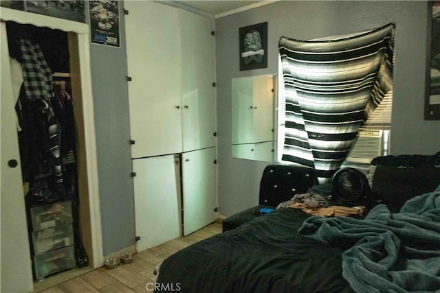 bedroom featuring crown molding, a closet, and light hardwood / wood-style floors