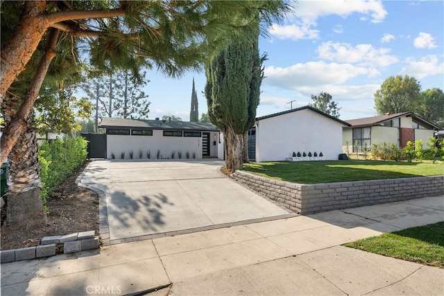 single story home with a front lawn