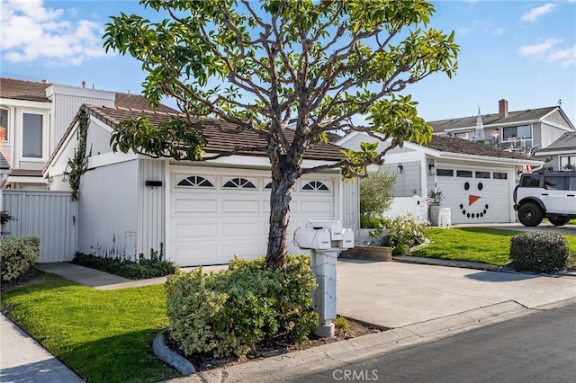 view of front of home featuring a front lawn