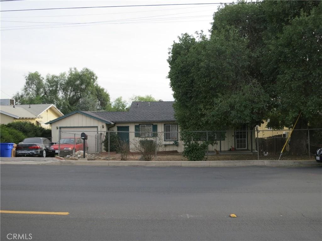 ranch-style home featuring a garage