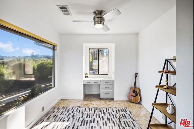 sitting room with ceiling fan