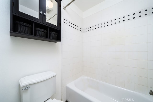 bathroom with toilet and tiled shower / bath