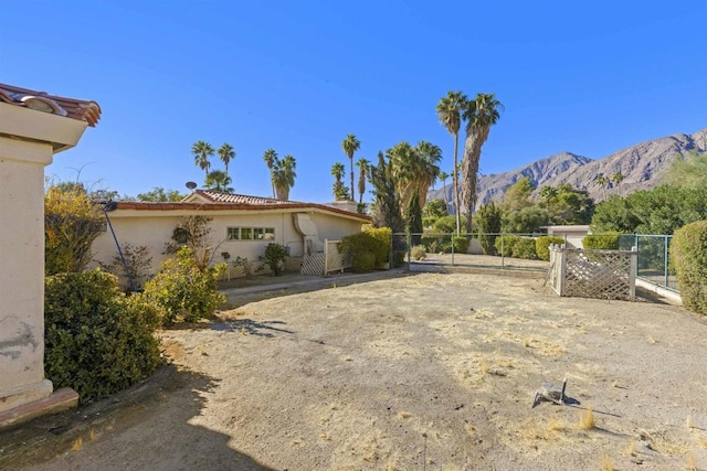 view of yard featuring a mountain view