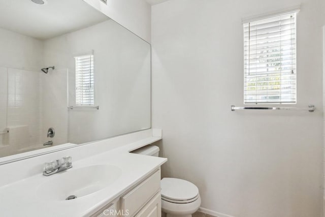 full bathroom with washtub / shower combination, a healthy amount of sunlight, toilet, and vanity