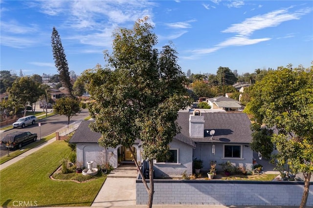 view of front of property featuring a front yard