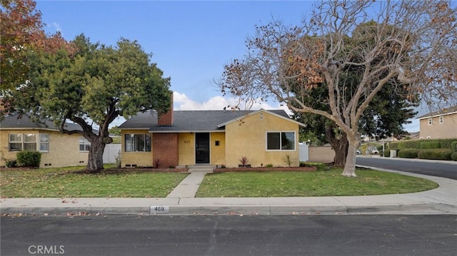 view of front facade with a front yard