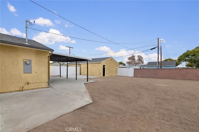 view of yard featuring an outdoor structure