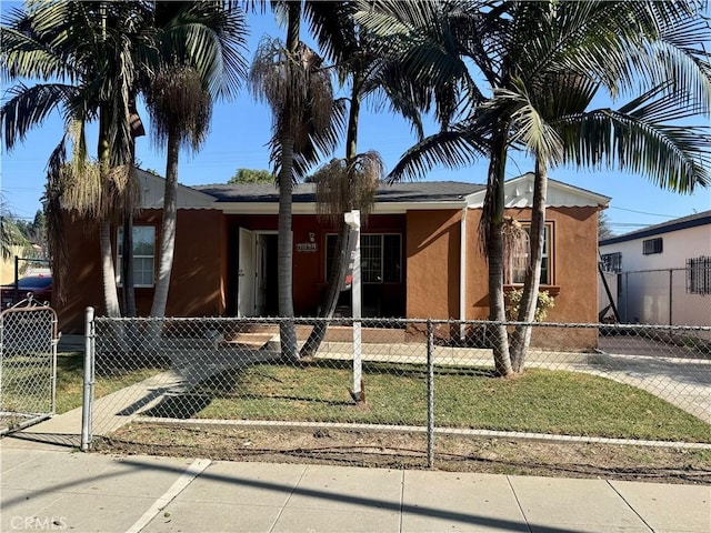 view of front of house featuring a front yard