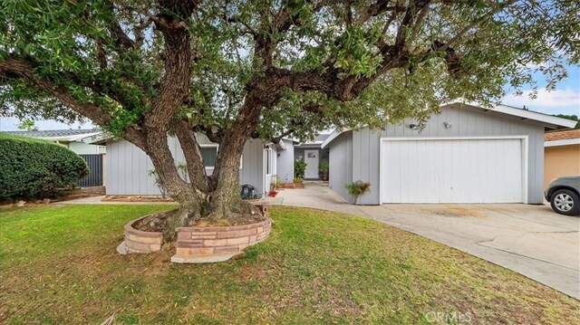 view of front of property featuring a garage and a front yard