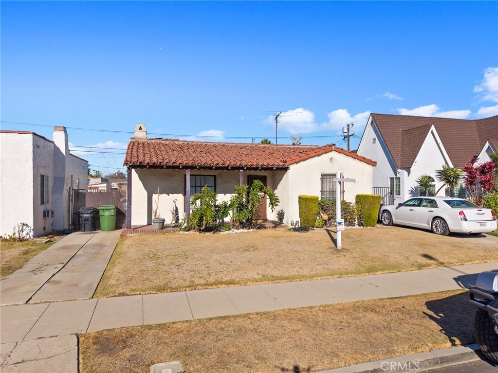 view of front of home featuring a front yard