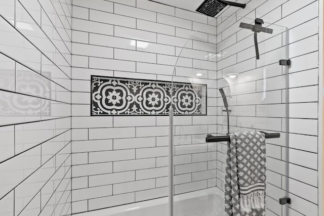 bathroom featuring a tile shower