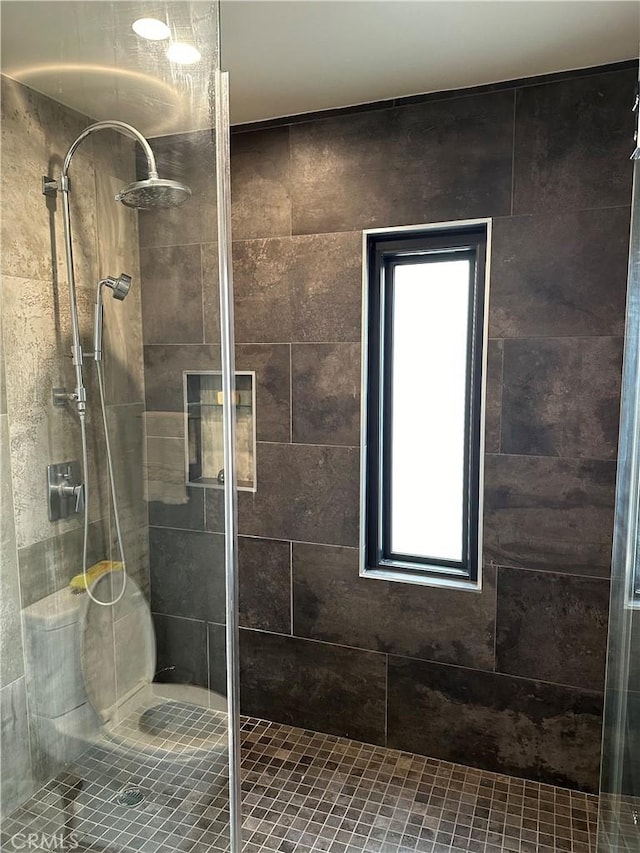 bathroom featuring a tile shower