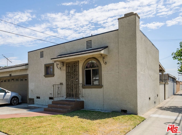 view of front of home featuring a front yard and a garage