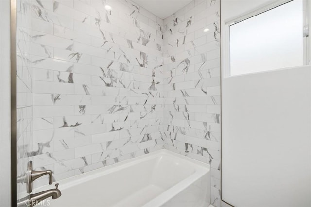 bathroom with tiled shower / bath