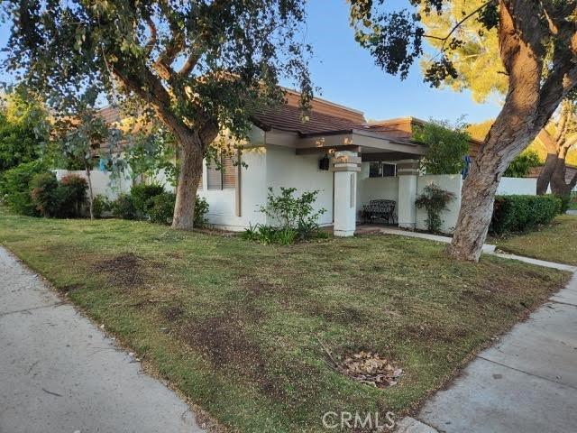 view of front of house featuring a front yard