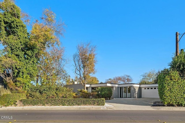 view of front of property featuring a garage and driveway