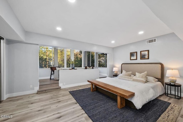 bedroom featuring baseboards, light wood-style flooring, visible vents, and recessed lighting