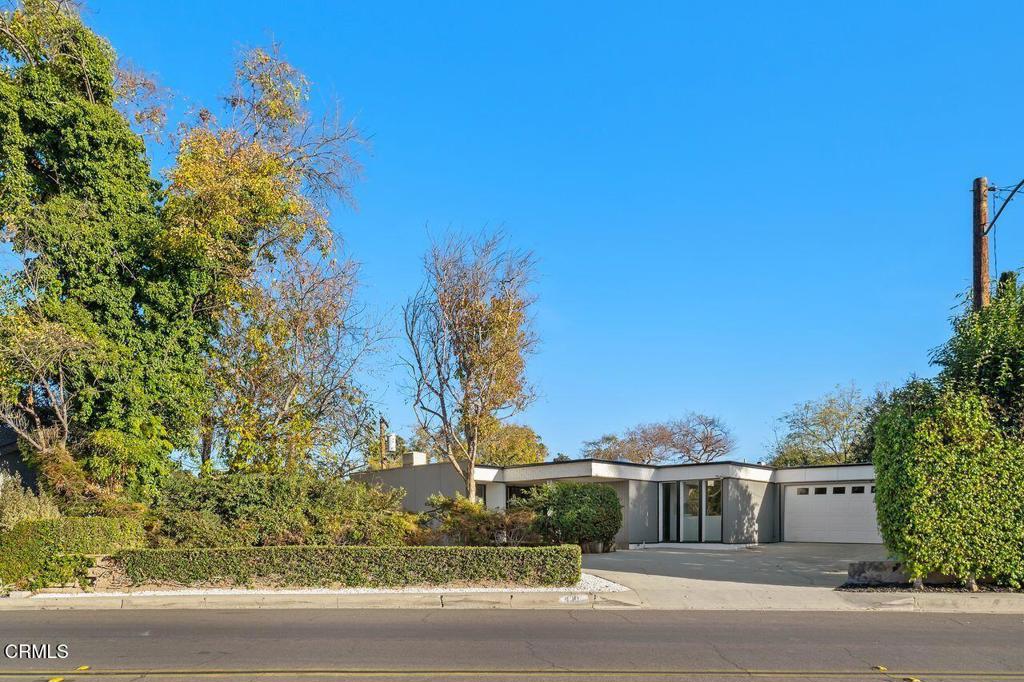 view of front of property with stucco siding, a garage, and concrete driveway