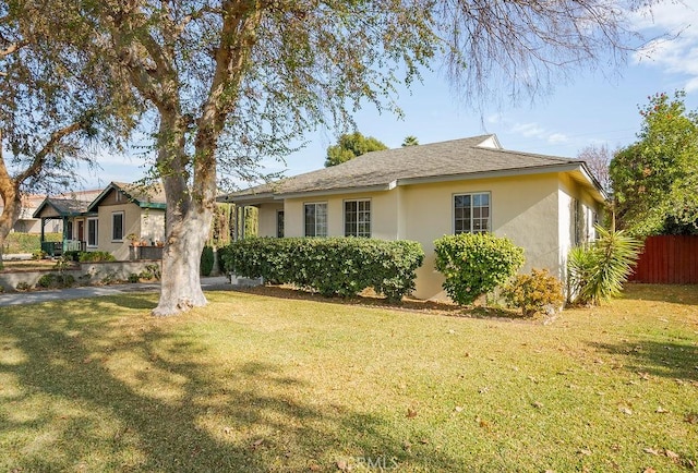 single story home with a front lawn