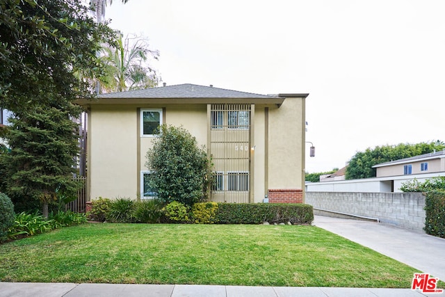 view of front facade featuring a front yard