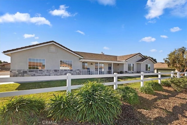 view of front of property featuring a front lawn