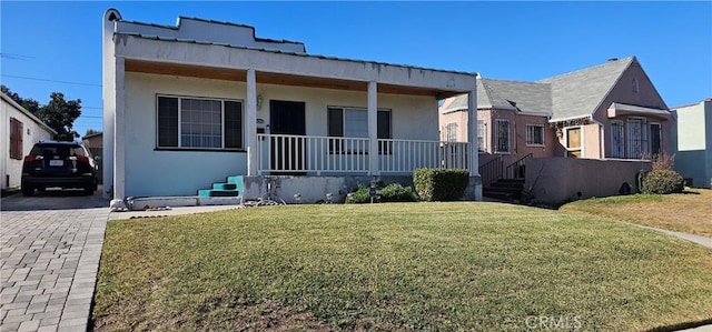 view of front of property featuring covered porch and a front yard