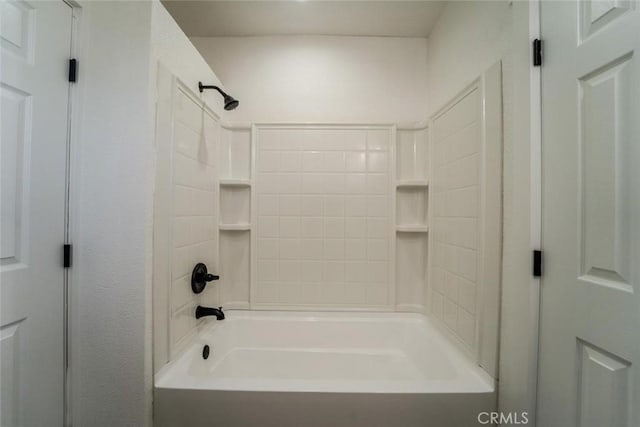 bathroom featuring tiled shower / bath