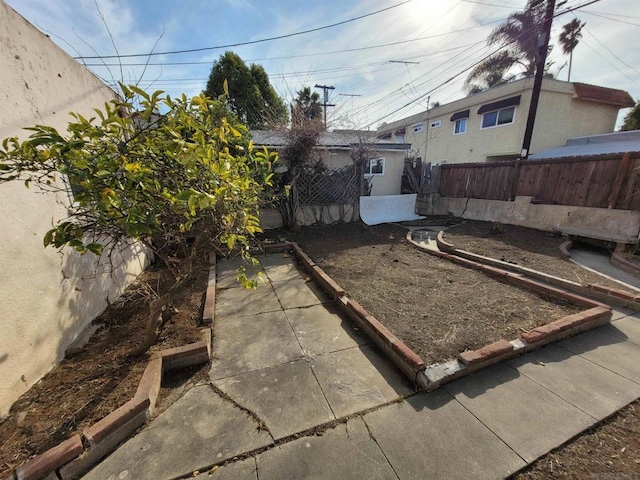 view of yard featuring a patio