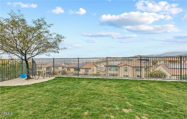 view of yard featuring a mountain view