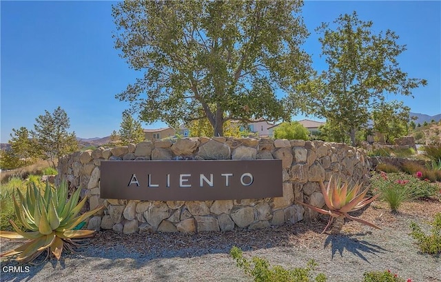 community / neighborhood sign featuring a mountain view