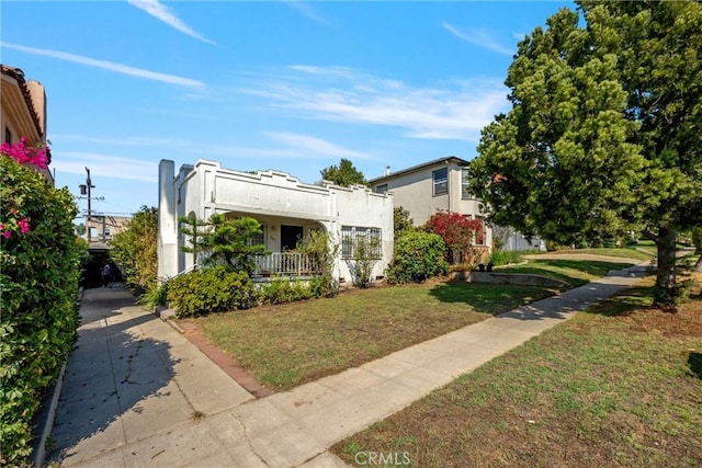 view of front of house with a front lawn