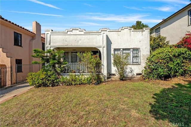 view of front of home featuring a front yard