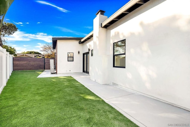 view of yard featuring a patio area