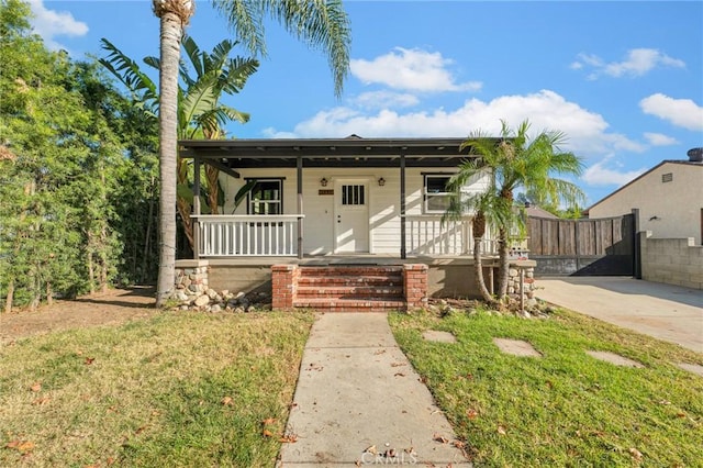 view of front of home featuring a porch and a front lawn