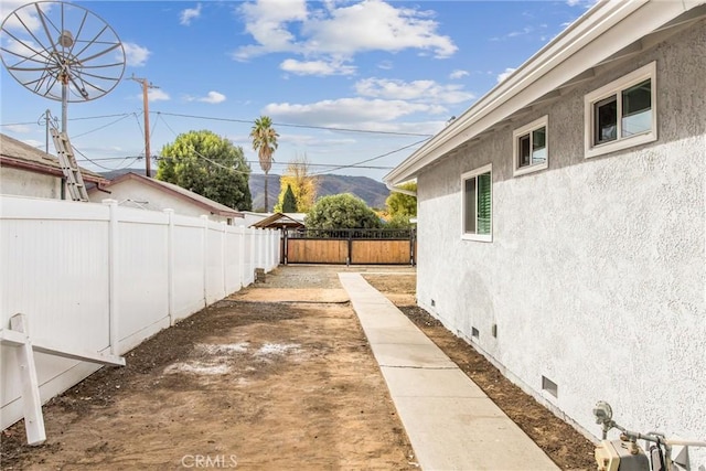 view of yard with a mountain view